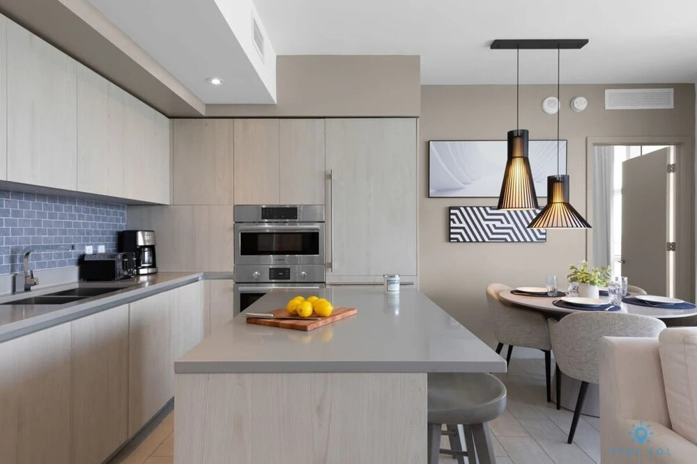 Bayview Luxury: 3BR Pools Oceanfront Amenities