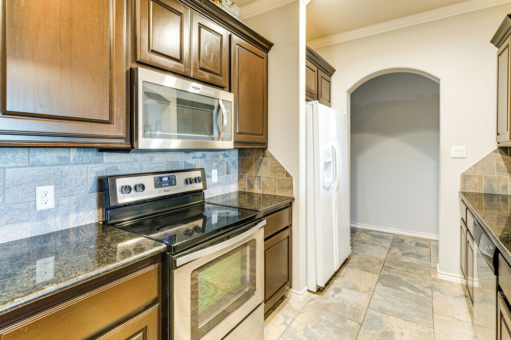 Spacious & Family-friendly! Tamu Townhome w/ Yard
