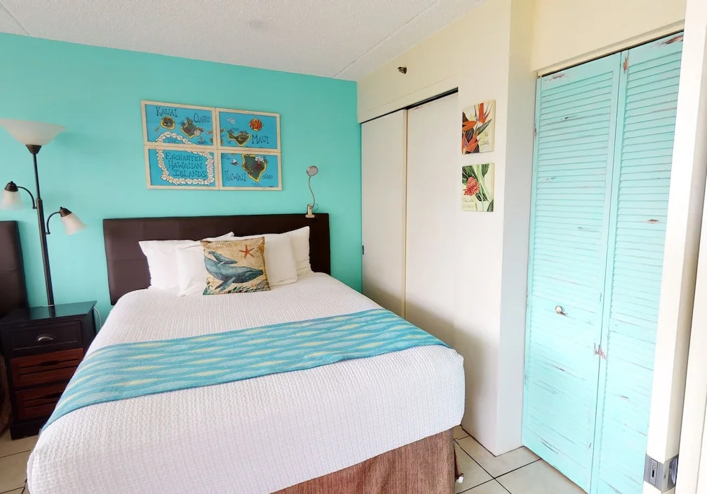 Waikiki Banyan High Level Condo with Ocean Views from the Private Lanai