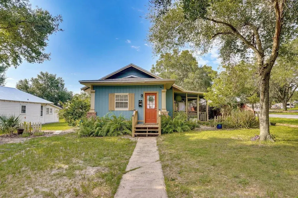 Lake Wales Vacation Rental w/ Screened-in Porch!