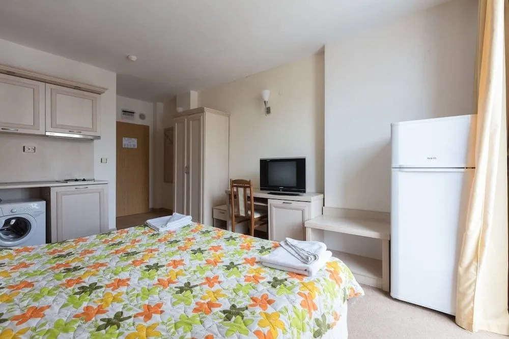 Studio with Balcony and Pool View