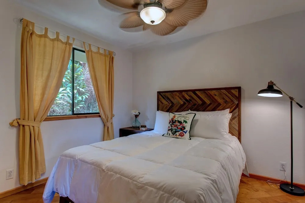 Hamakua Pukana La Hale 3 Bedroom Home by RedAwning