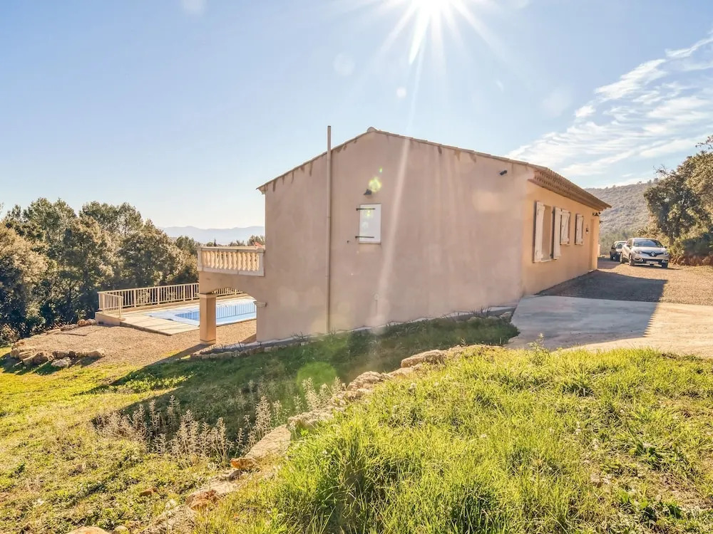 Plush Villa in Le Cannet-des-Maures with Private Pool