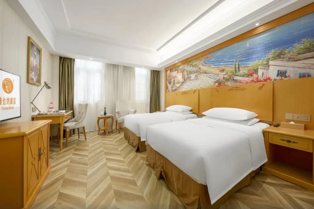 Vienna Hotel (Nanjing Wende Road Metro Station Yanchuang Park)
