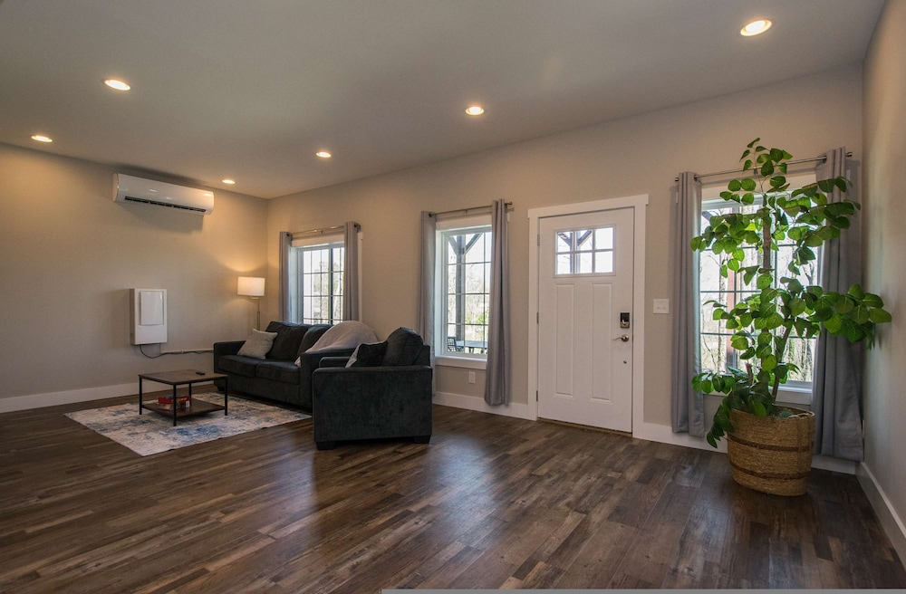 Lower Level Retreat w Free Tix Private Cozy