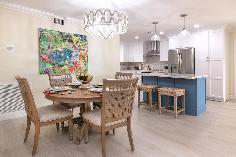 Luxe Waterfront : Pool, Boat Dock, Near Beach 4 Bedroom Home