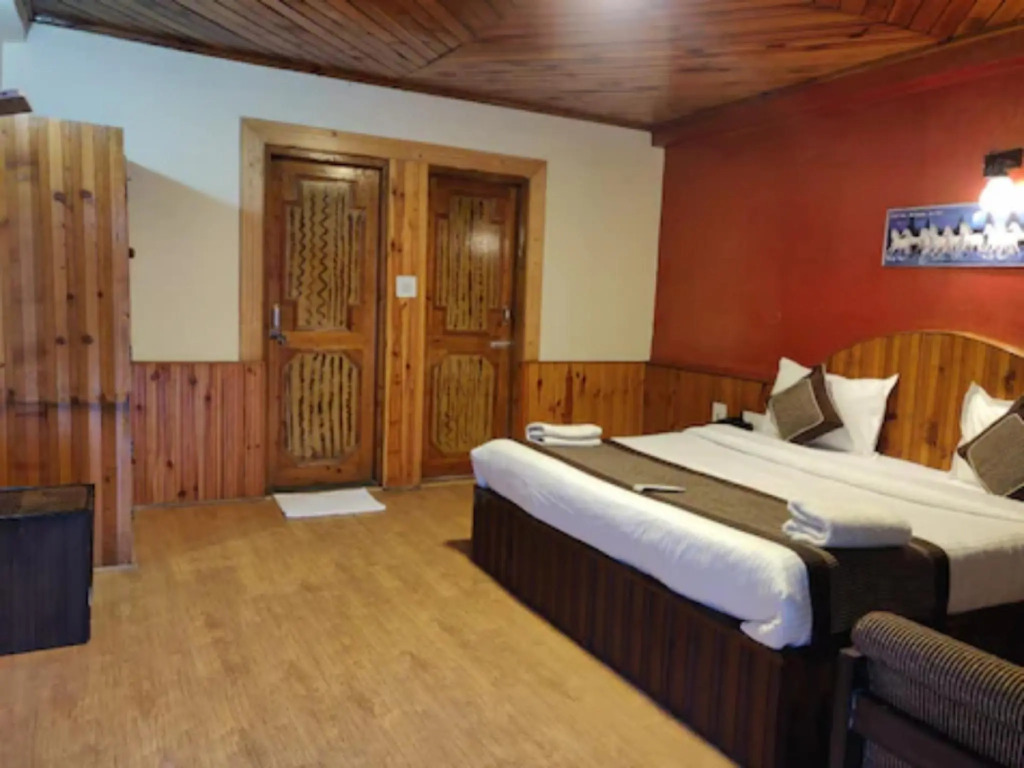 Goroomgo Elena Aastha Regency Manali