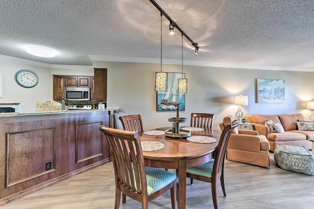 Sunlit St Petersburg Condo w/ Community Pool