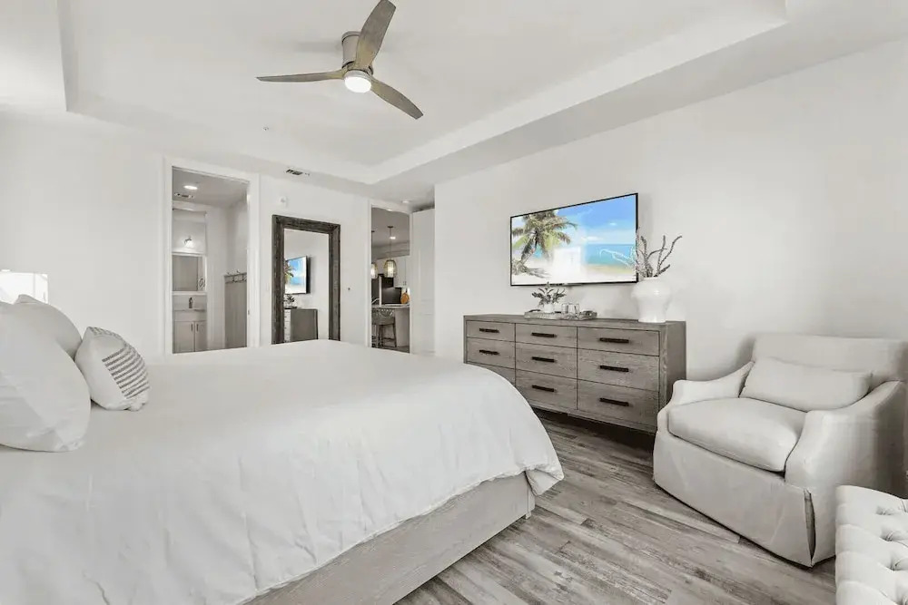 Steps to Beach w/ View, Pool + Tennis Luxe Top-floor Sea La Vie by Avantstay
