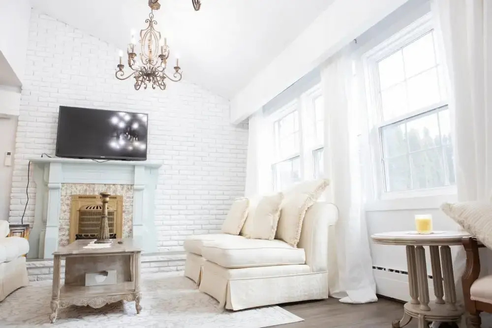 Fully Private 3 Bdrm Suite - The Winchester