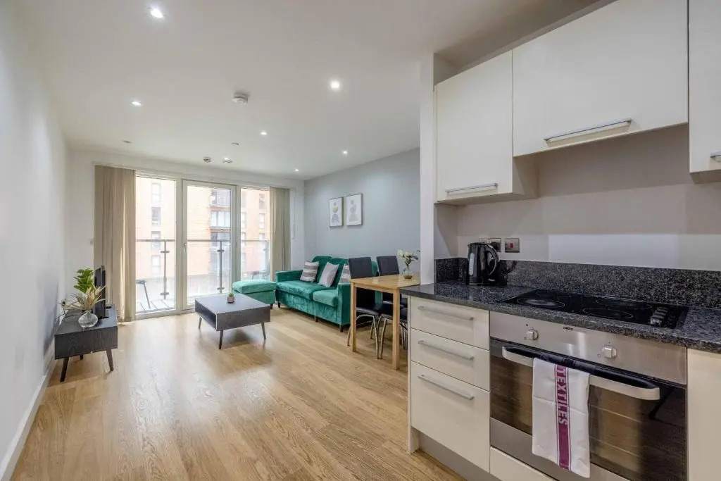 2 Bed at Slough Station & Parking - London in 20 Mins