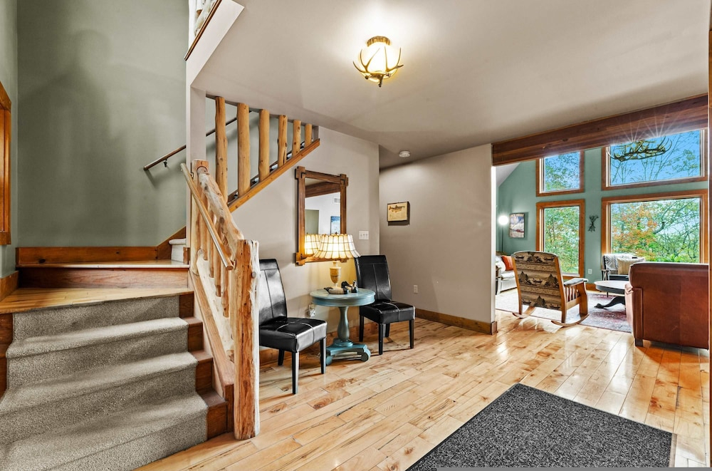 Fam-friendly Cabin Mins 2 Beach Ski w Hot Tub