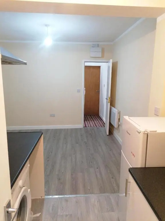 Self-contained studio flat bathrooms kitchens upgrade locations to city centre 15 minutes walking distance Nottingham universities Queen hospitals city hospitals
