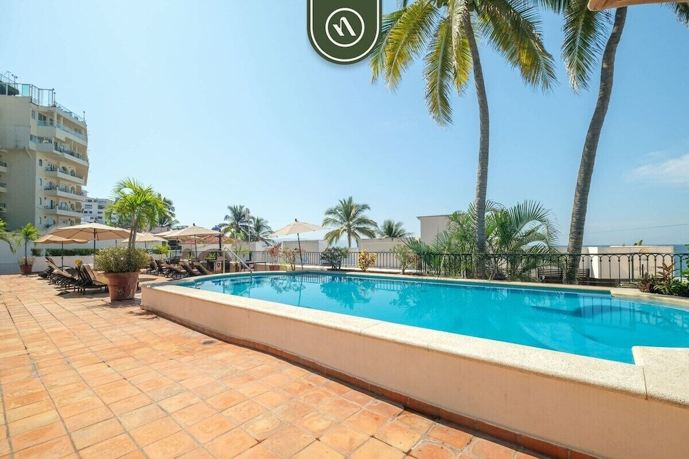 Amazing 2 BR Condo Overlooking the Pool - Romantic Zone