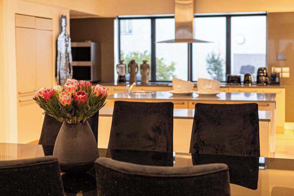 Clifton YOLO Spaces - Clifton White House Villa