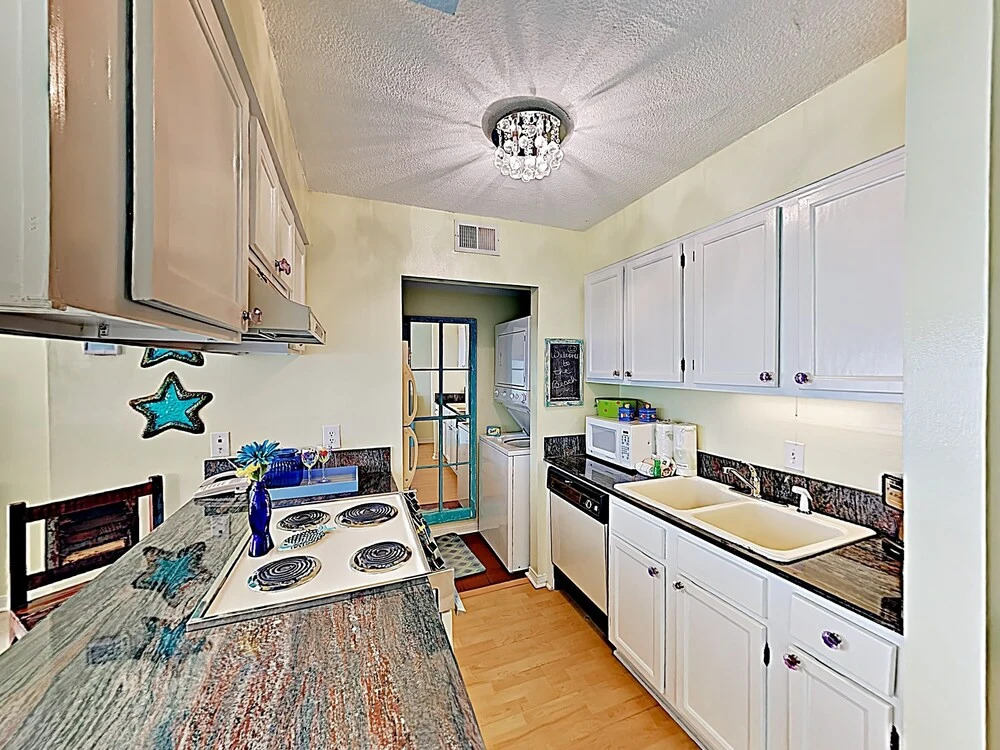 New Listing! Gulf Oasis W/ Pool - 1 Block To Beach Condo