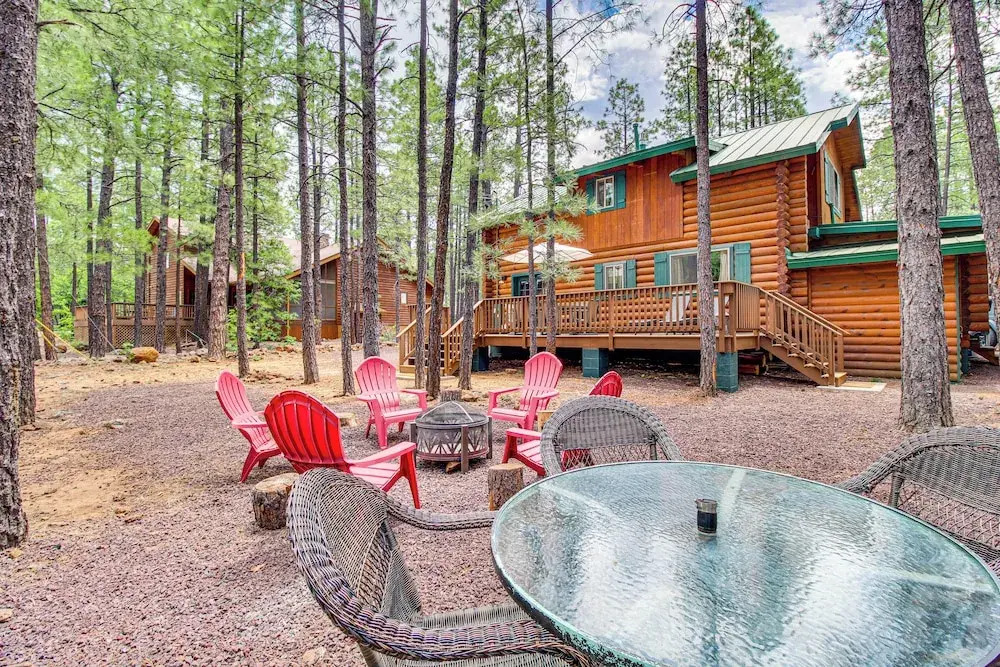 Near Dining, Hiking & Golf: Pinetop Log Cabin!