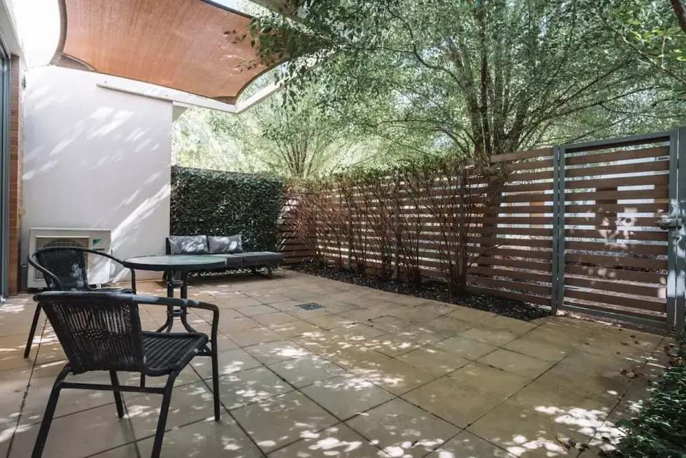Comfy 1-bed With Spacious Courtyard & Parking