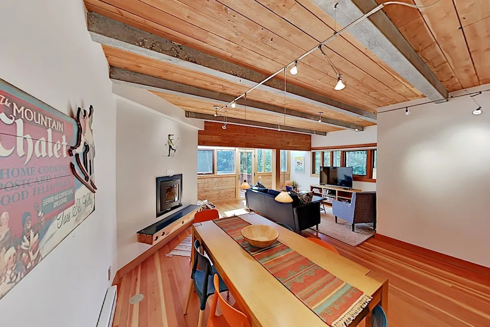 15tru2ag 3 Bedroom Condo