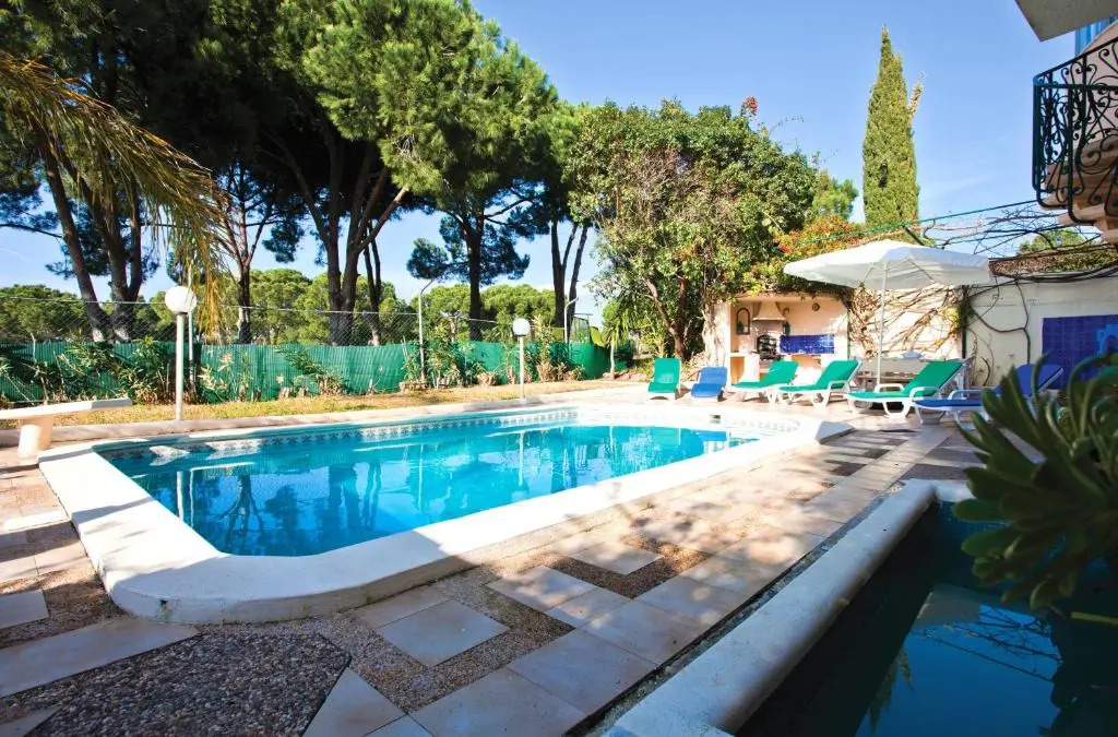 Spacious Retreat with Prime Location, Private pool, snooker, free AC Wifi