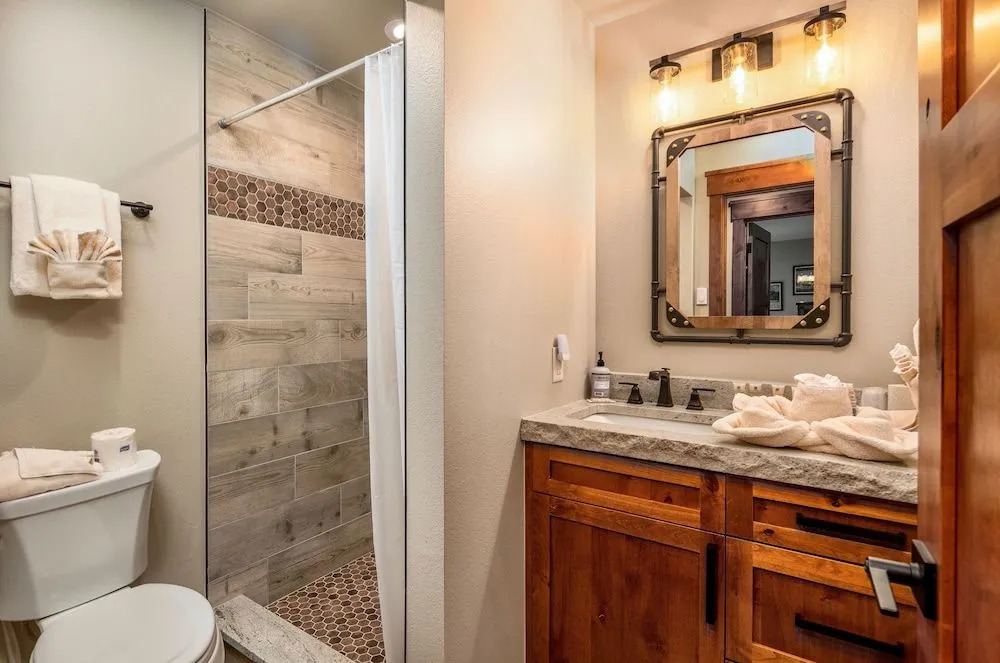 Breiding Upper Luxury Vacation At Windcliff 2 Bedroom Home by RedAwning