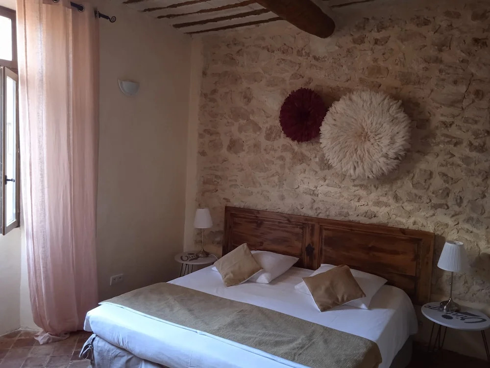 Chambre dhôtes face au lavoir