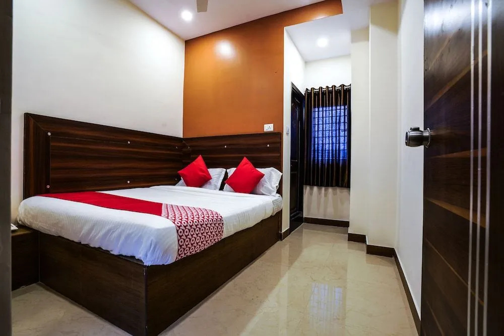Oyo 18652 Hotel Golden Shah