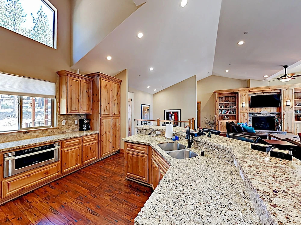 2451 South Lake Tahoe - 4 Br Home