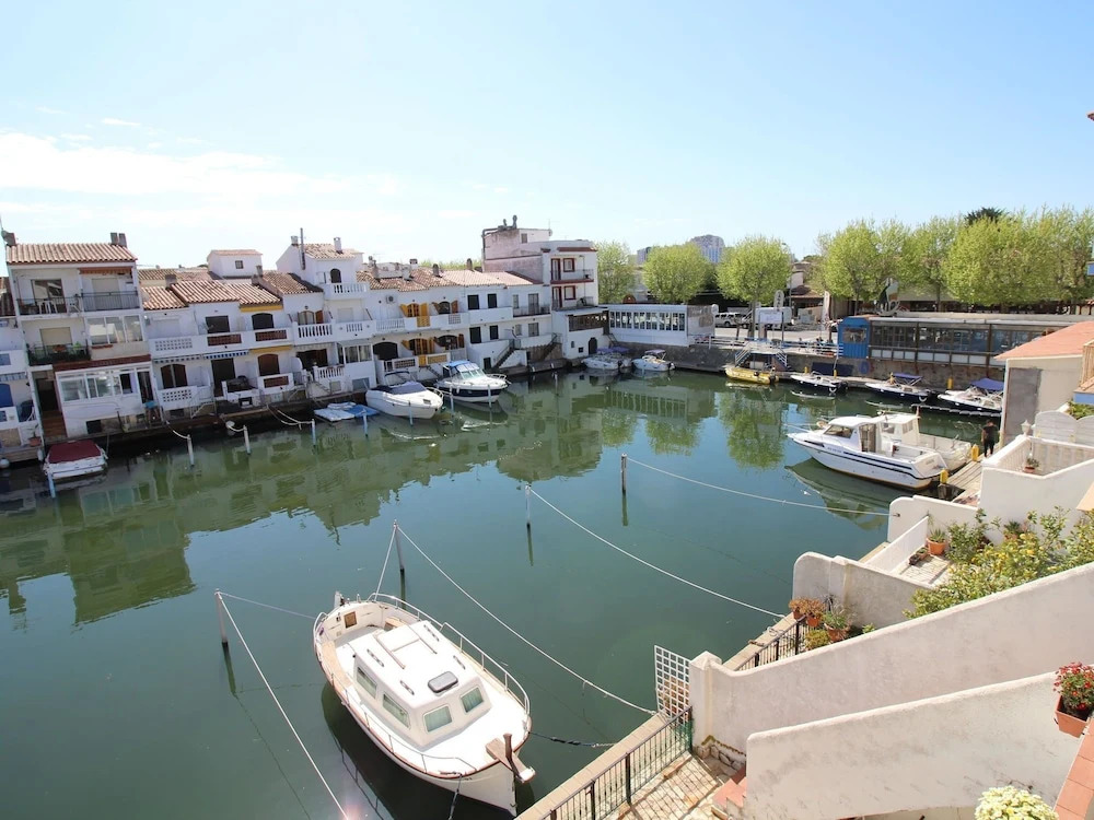 Cozy Holiday Home in Empuriabrava With Terrace and Jetty