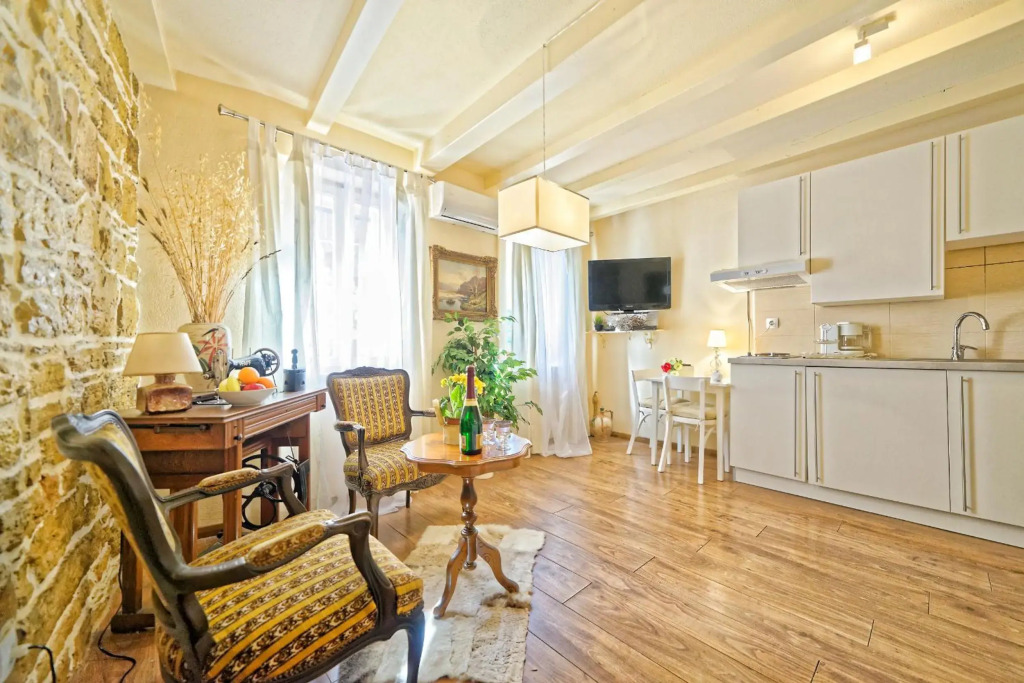 Duplex Apartment Camelia for 4 in charming Old town