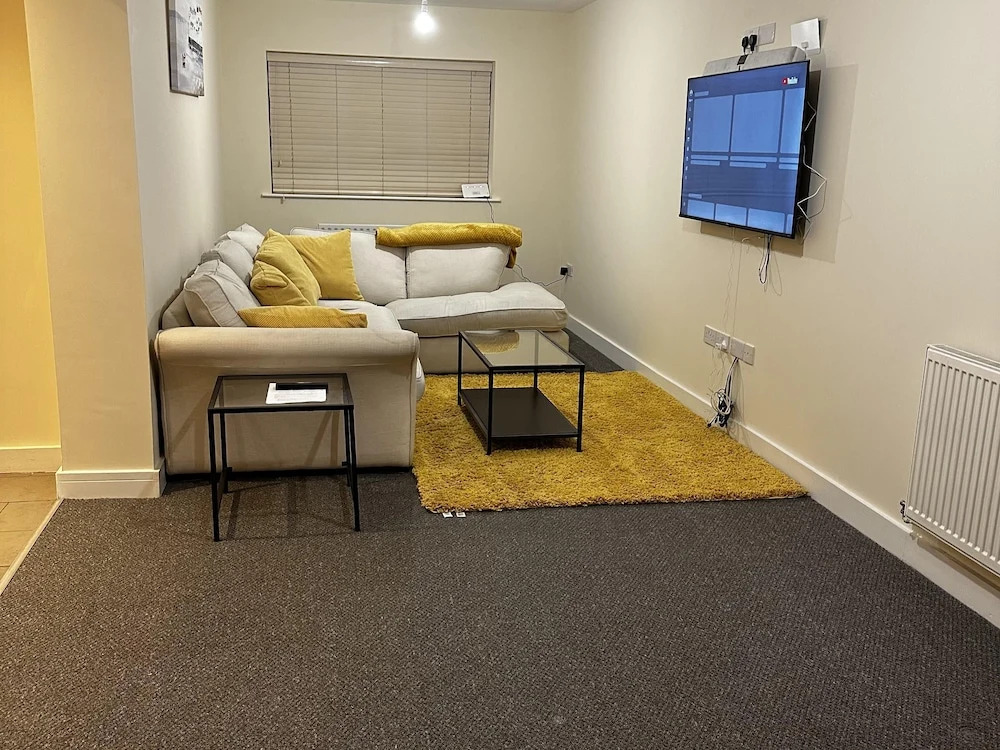 Stunning 5-bed House in Peterborough, Host 15 g