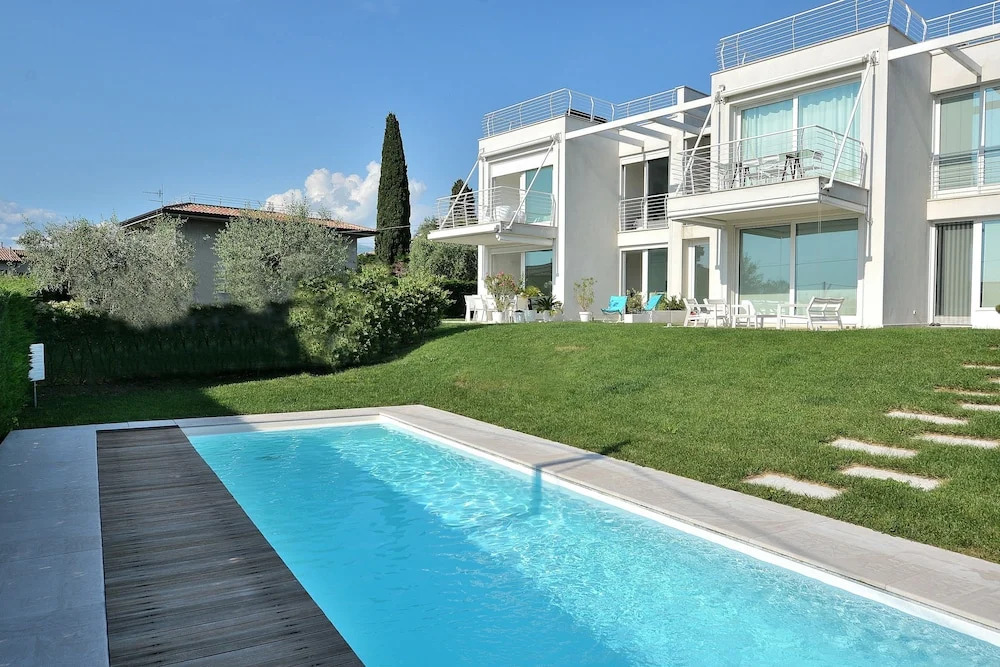 The White Apartment With Pool