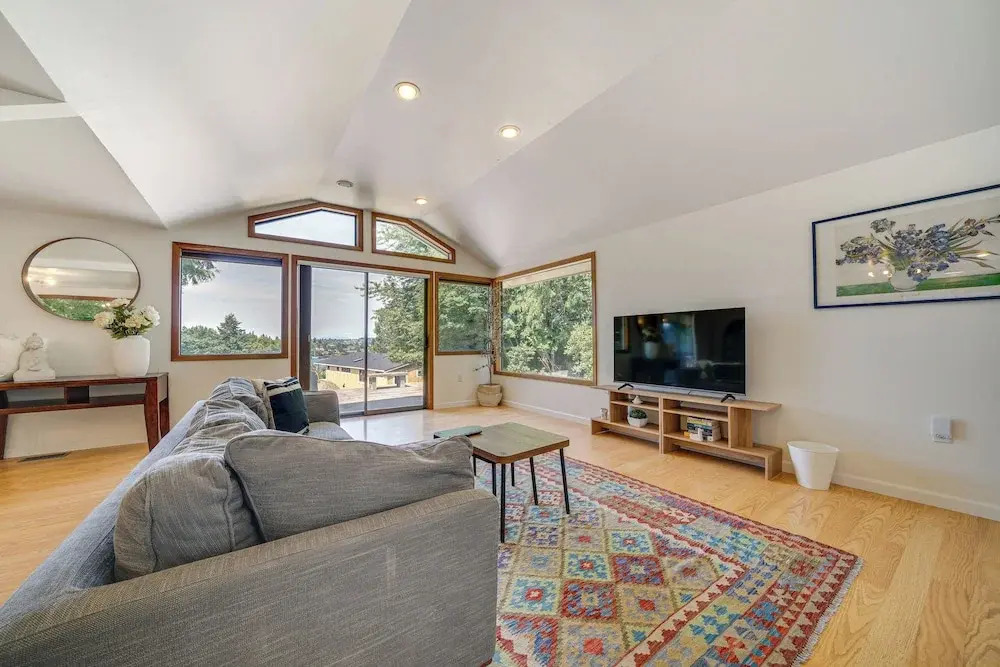 1/2 Mi to Yarrow Bay: Family Home in Kirkland