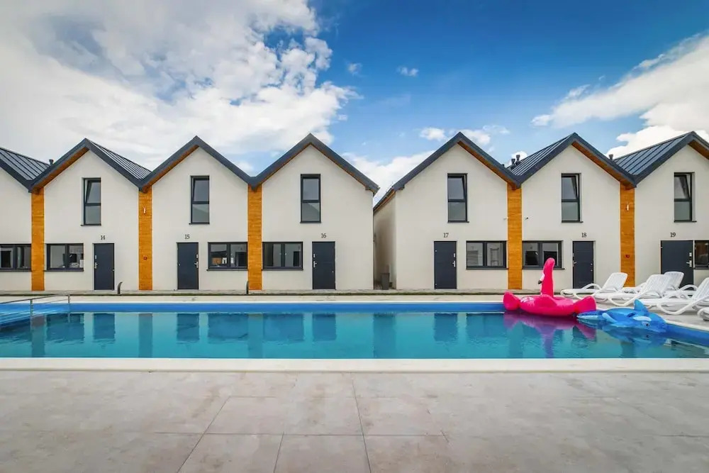 Comfortable holiday homes with a pool, Rewal