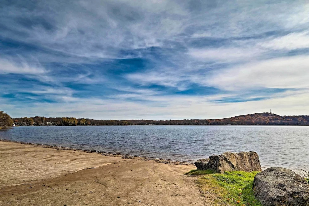 Pocono Lake Cabin w/ Hot Tub & Resort Amenities!