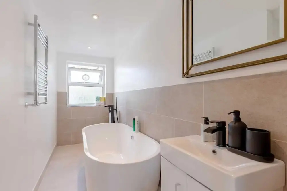 Modern 2 Bedroom Apartment in Wimbledon With Garden