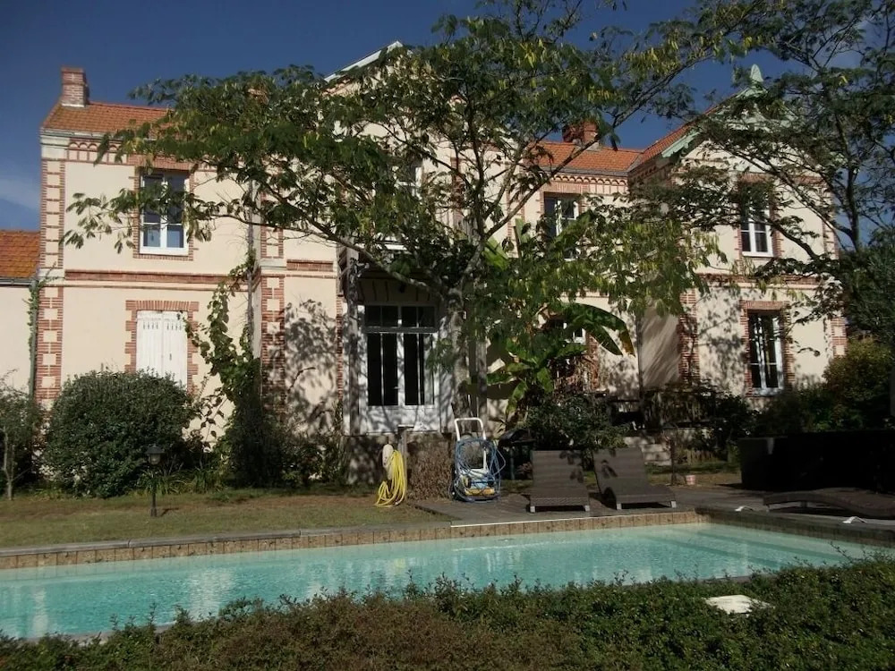 A la Villa dHerbauges