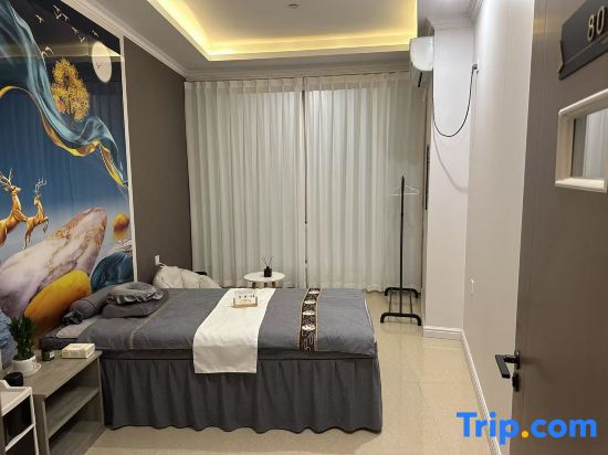 Vienna Hotel (Nandan Dongtian Jiuhai Scenic Area Jinfurong Square Branch)