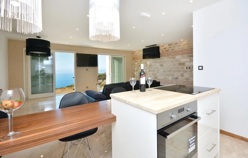 Awesome Home in Podstrana With Wifi and 8 Bedrooms