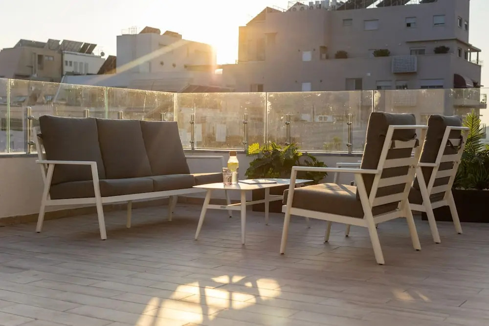 YalaRent Flora- Designed 1BR penthouse