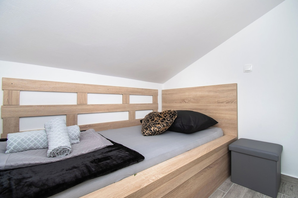 Modern Apartment in Starigrad Paklenica with Barbecue