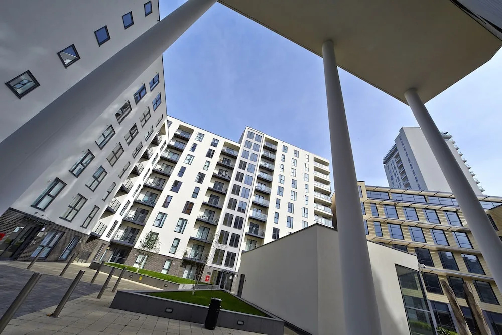 New Central Woking 1 and 2 Bedroom Apartments with Free Gym, close to Train Station