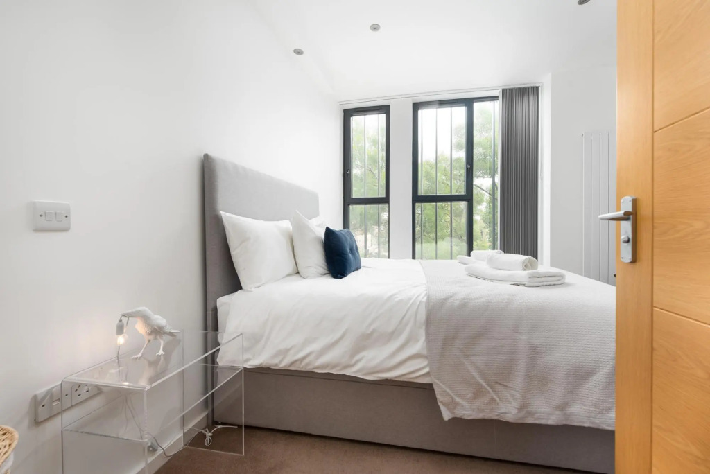 Modern Kingston Home Close to Hampton Court Palace by Underthedoormat