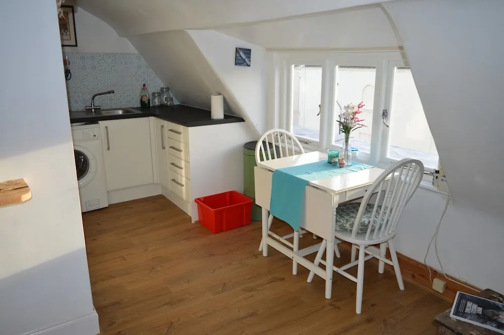 Top Floor Central 2 Bedroom Apartment