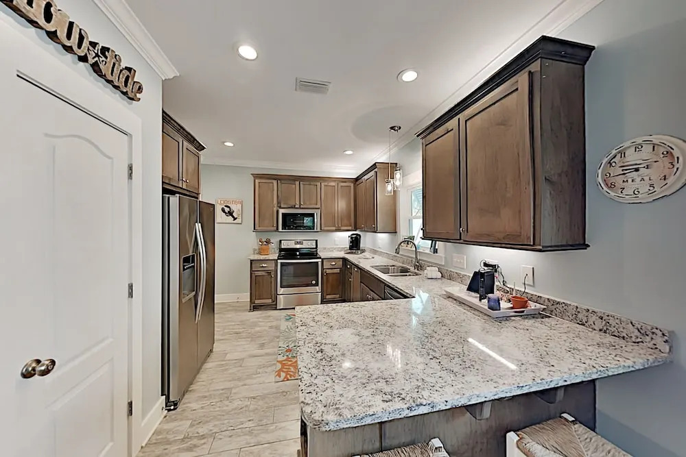 Stylish Beach W/ 2 Pools & Screened Deck 3 Bedroom Cottage