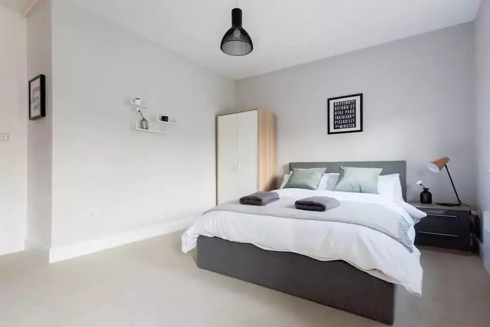 Amazing Modern 2 Bedroom Apartment in Zone 1!