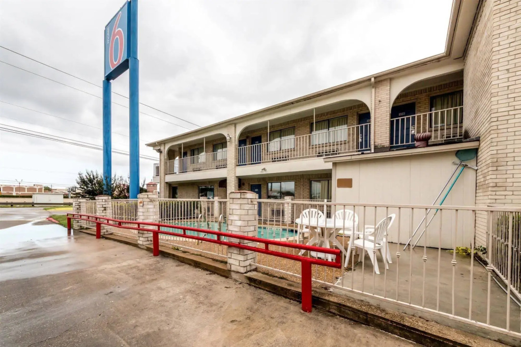 Motel 6 San Antonio, TX - Frost Bank Center