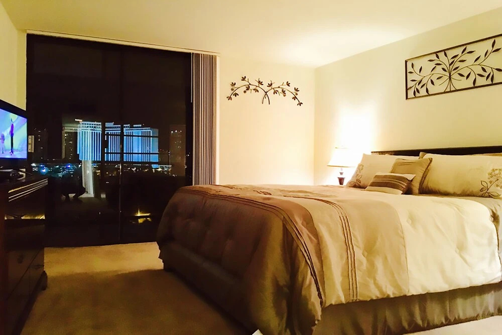 888 Convention Center 3 BEDROOM 2 BATH Condos