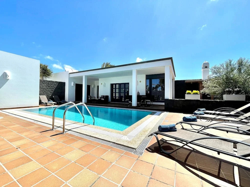 Villa Sleeps 6 with Pool Private & sauna