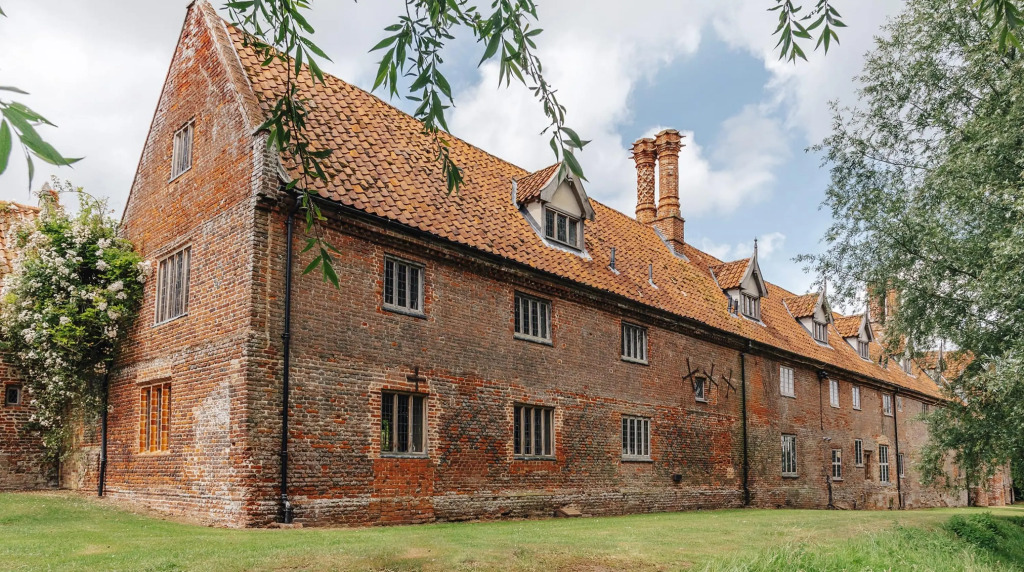 Lavish Tudor Estate Gardens - Sleeps 25